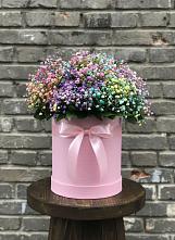 Цветочная композиция из Гипсофила и Розы в шляпной коробке в Чиркее