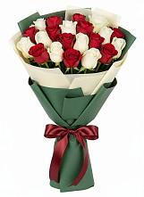 Букет Микс из красных и белых роз в Чиркее