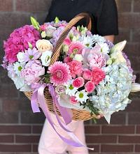 Композиция солнечный день в Чиркее Цветочная композиция из Розы, Хризантемы, Пионы и Лизиантусы в корзине в Чиркее