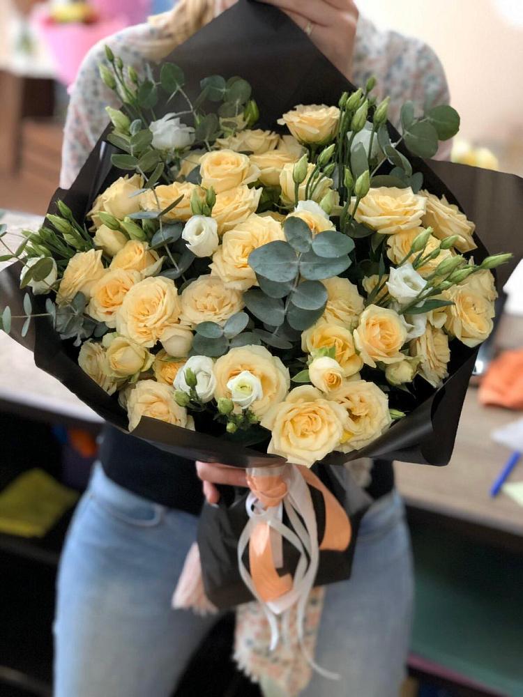 Букет цветов из: Розы и Лизиантусы в Чиркее