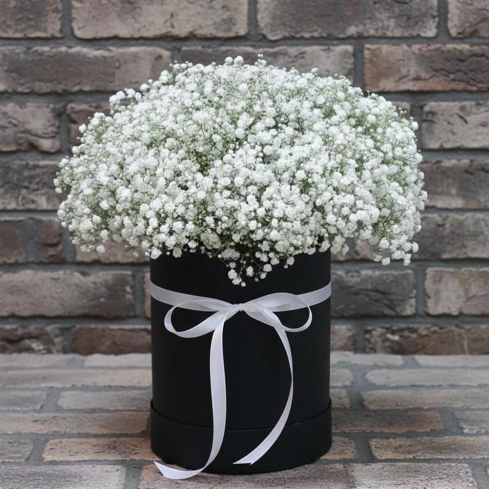 Цветочная композиция из Гипсофила в шляпной коробке в Чиркее