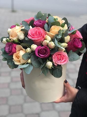 Цветочная композиция из Розы в шляпной коробке в Чиркее