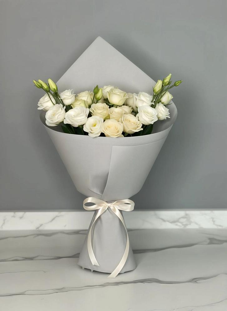 Букет цветов из: Розы и Лизиантусы в Чиркее