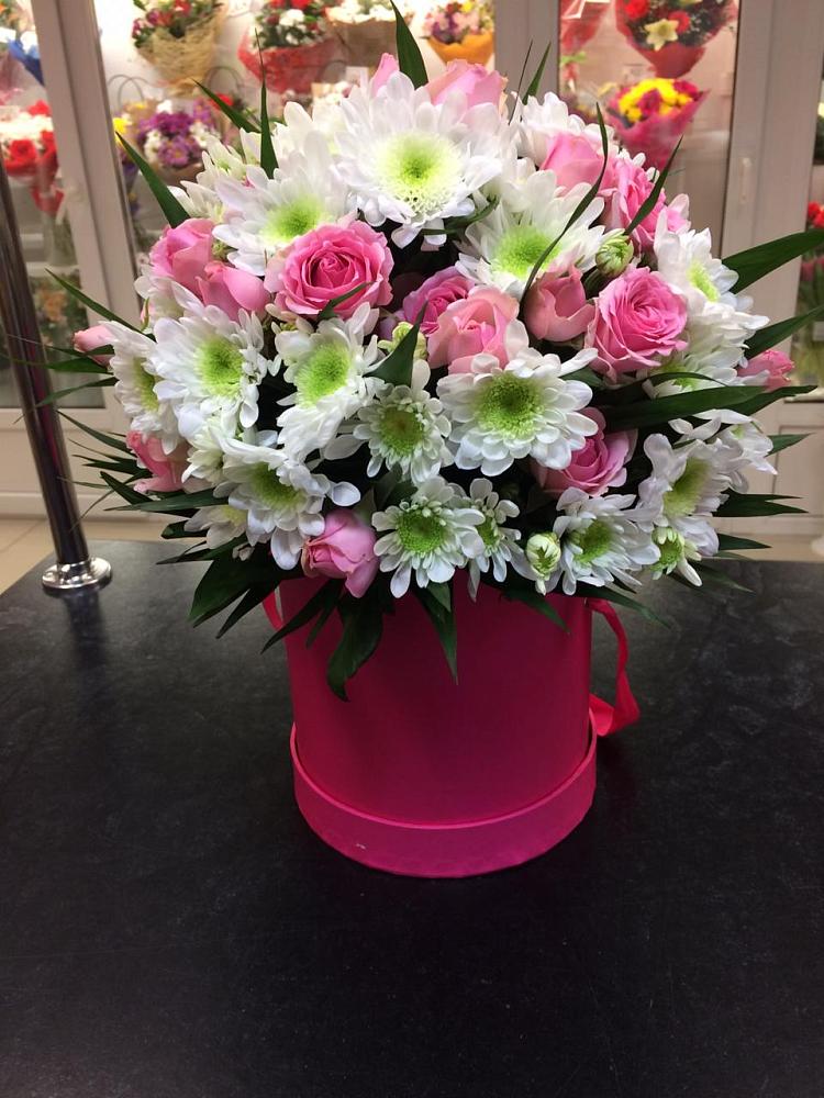 Цветочная композиция из Розы и Хризантемы в шляпной коробке в Чиркее