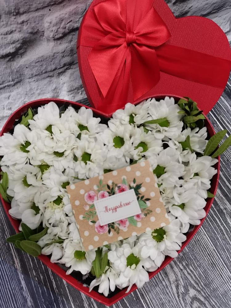 Цветочная композиция из Хризантемы в виде сердца в Чиркее