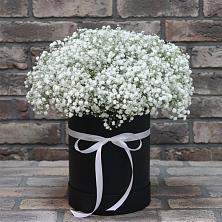 Цветочная композиция из Гипсофила в шляпной коробке в Чиркее