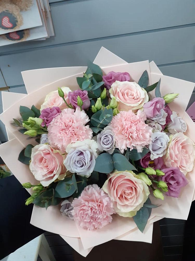 Букет цветов из: Розы, Гвоздики и Лизиантусы в Чиркее