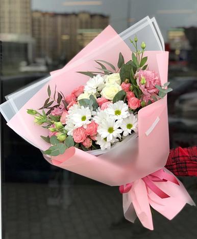 Букет цветов из: Розы, Лизиантусы и Хризантемы в Чиркее