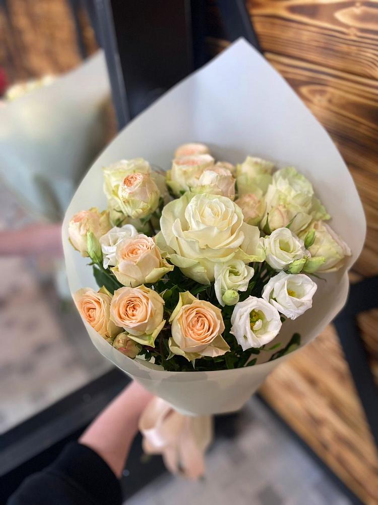 Букет цветов из: Розы и Лизиантусы в Чиркее